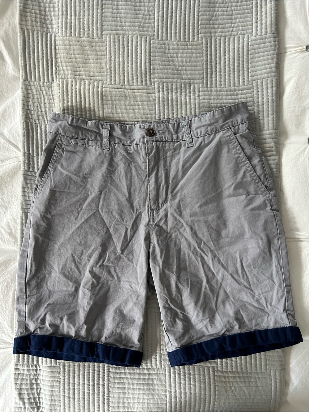 21men Light Gray Shorts with Navy Cuff